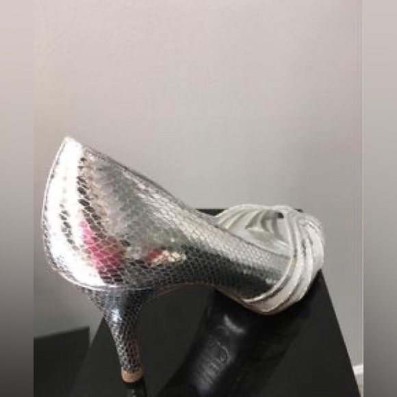 Adrianna Papell
Silver Metals,Fergie Peep Toe Pumps
Size: US 8.5 - Picture 2 of 5